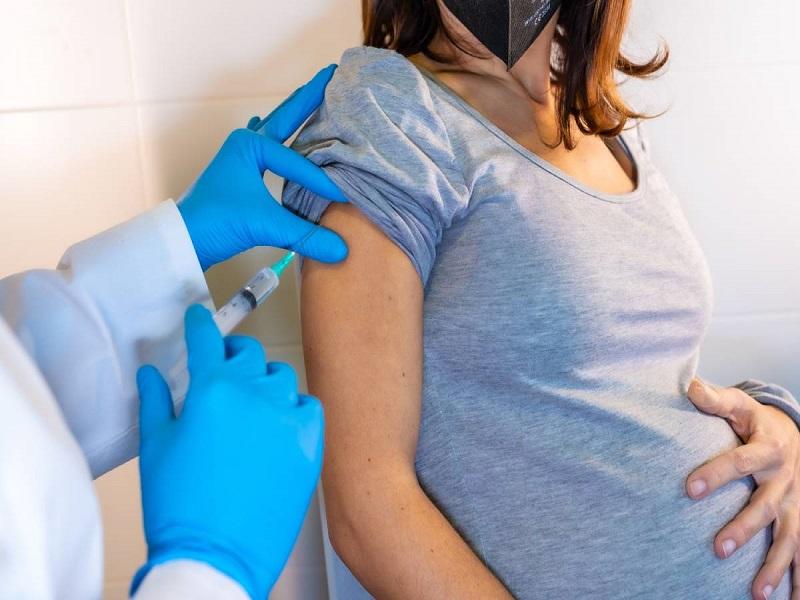 Ninguna vacuna interfiere con el desarrollo del bebé, llaman a embarazadas a vacunarse contra el COVID-19 (video)