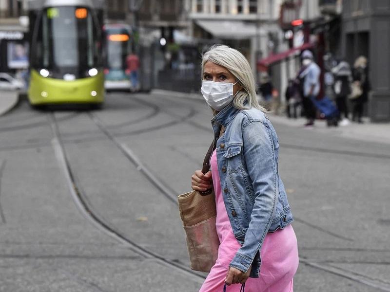 Personas completamente vacunadas contra el COVID-19 ya no necesitan usar cubrebocas ni aplicar distanciamiento social en EUA: CDC