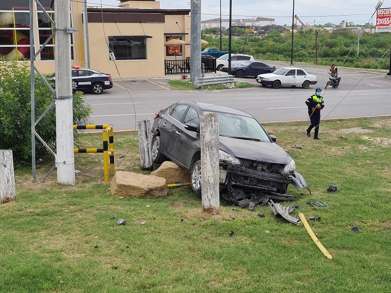 Conductor deja sin luz a varios sectores de Piedras Negras tras chocar contra dos postes de CFE (video)