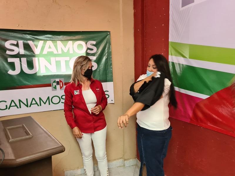 Renuncia candidata del PES y se une al PRI, le dan la bienvenida en conferencia de prensa