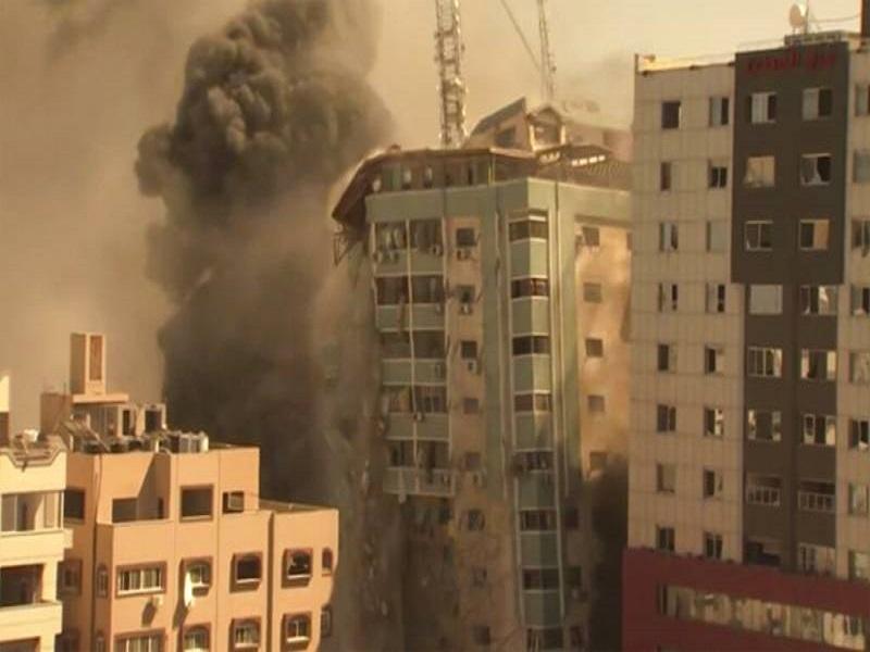Israel bombardea y derriba edificio que albergaba oficinas de AP y otros medios en Gaza