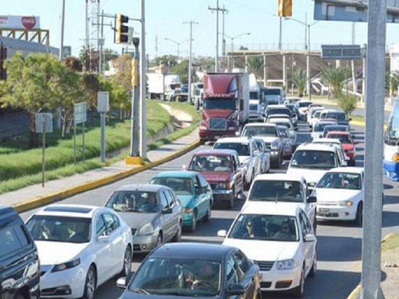 Aumentan cruces diarios de camiones por la frontera de Piedras Negras