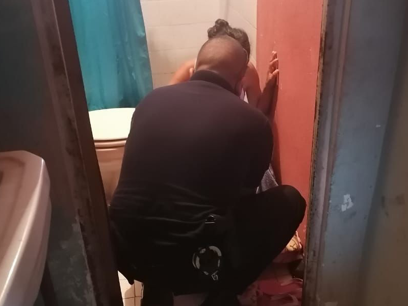Joven da a luz en el ba&ntilde;o de su casa en Acu&ntilde;a