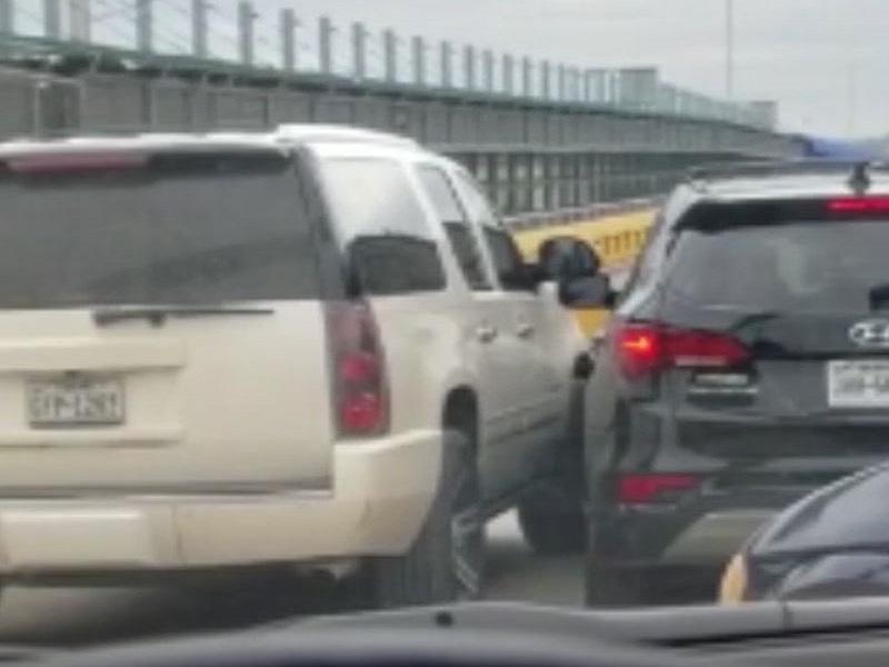 Graban a mujeres que chocan y pelean por ser primeras en ingresar al Puente Uno (video)