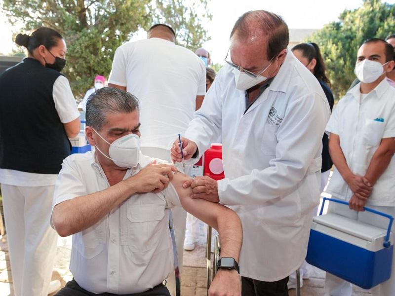 Se vacuna contra COVID el gobernador Miguel Riquelme