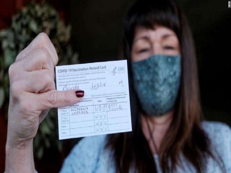 Vacunados contra el COVID-19 al menos la mitad de los adultos en 19 estados de EUA