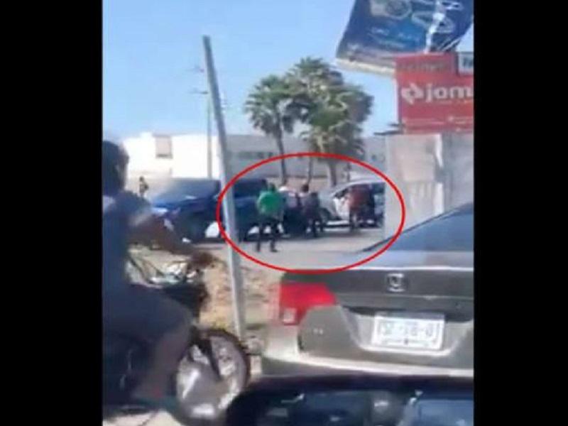 Sicarios del C&aacute;rtel de Sinaloa son captados deteniendo personas a plena luz del d&iacute;a