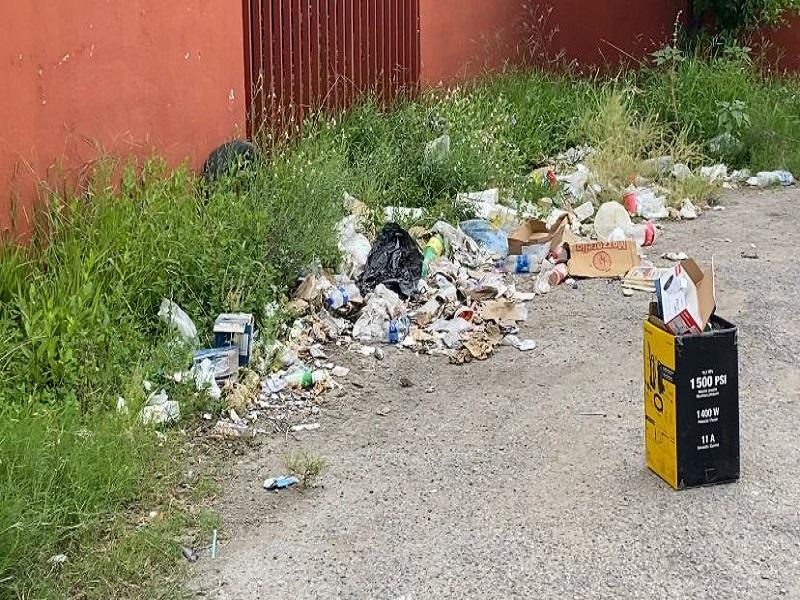 Vecinos usan escuela primaria para depositar la basura de sus casas (video)