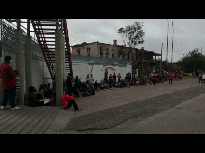 Enga&ntilde;an a migrantes, hicieron fila para ingresar al Puente Dos para solicitar asilo 