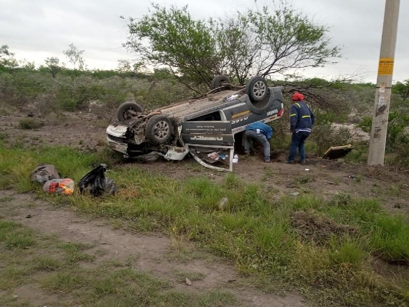Dos lesionados deja una volcadura en el tramo Allende-Nava 