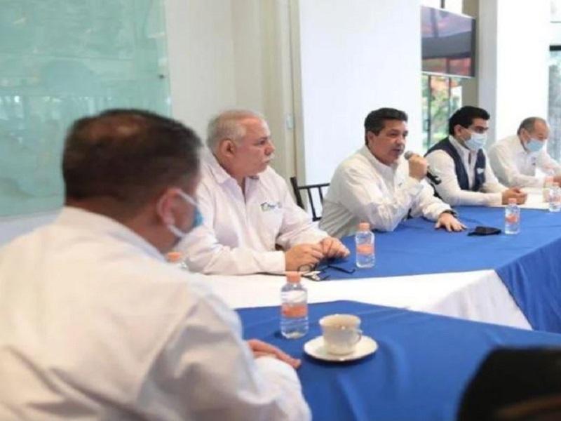 Garc&iacute;a Cabeza de Vaca sube fotos laborando con su gabinete en Tamaulipas, aun con orden de aprehensi&oacute;n en su contra