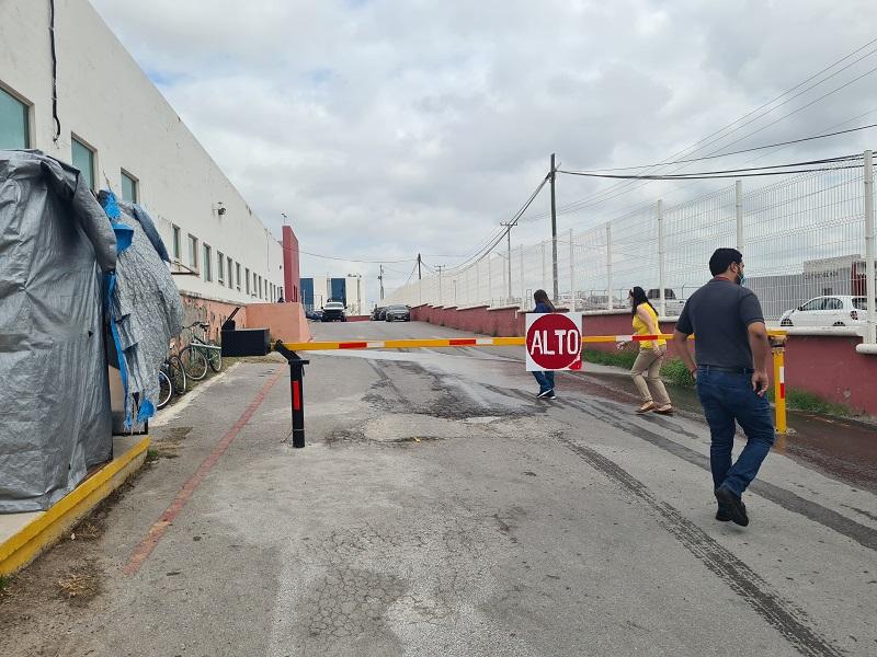 Instalan pluma para limitar entrada trasera al Hospital General por robos y da&ntilde;os a veh&iacute;culos del personal (video)