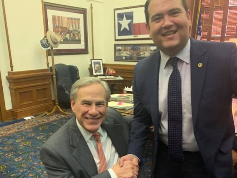 Se re&uacute;ne Mayor de Eagle Pass con el Gobernador de Texas en Austin