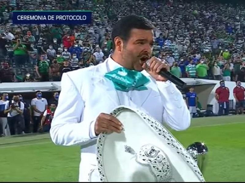 Pablo Montero se equivoca al cantar el Himno Nacional en encuentro entre el Santos y Cruz Azul (video)