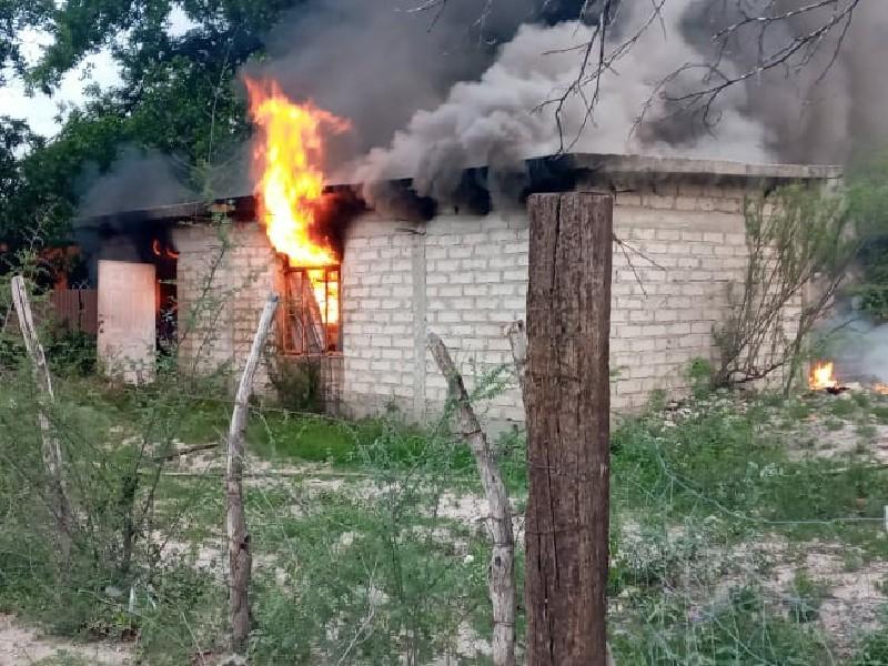 Bomberos de cuatro municipios tardan cuatro horas en sofocar el incendio de una casa en Allende 