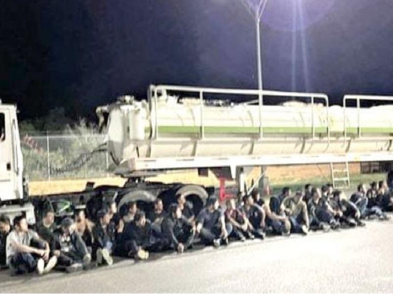 Rescatan a 50 indocumentados que llevaban dentro de un camión cisterna en Laredo