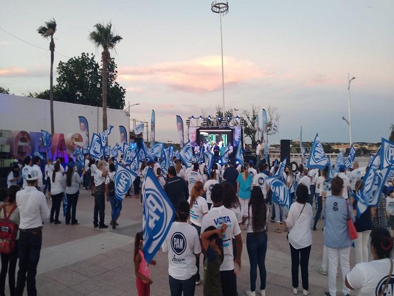 Mayt&eacute; Hern&aacute;ndez y Memo S&aacute;nchez, candidatos a la alcald&iacute;a y a la diputaci&oacute;n federal por el PAN, cerraron campa&ntilde;a en la Gran Plaza de Piedras Negras
