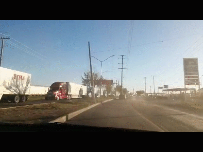 Largas filas de autos impedir&aacute;n a transportistas aprovechar apertura de aduana para tr&aacute;fico comercial los domingos