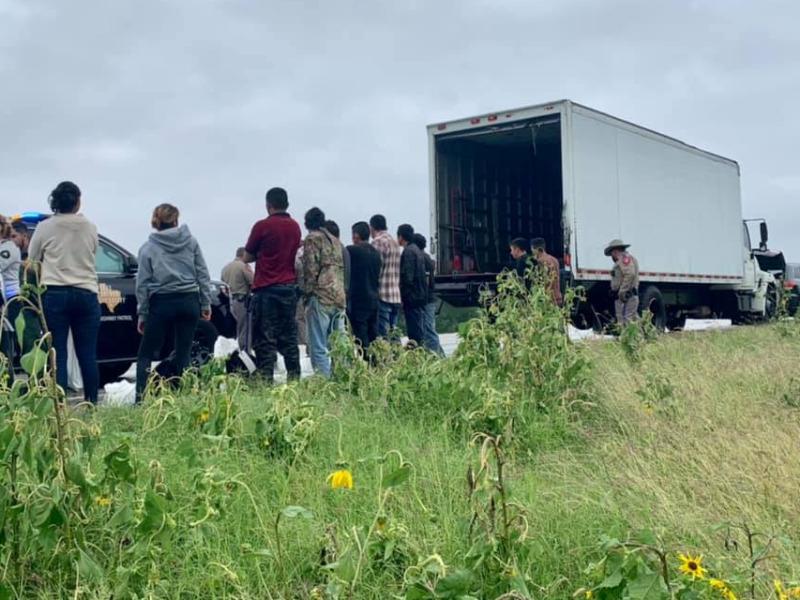 Detuvieron un camión en Eagle Pass con 13 indocumentados escondidos en la caja, el contrabandista escapó