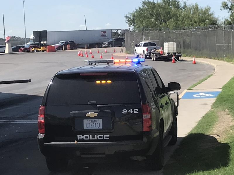Arrestan en el Puente Dos a mujer de San Antonio que conducía un auto de alquiler con reporte de robo