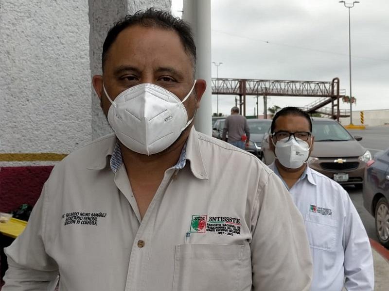 L&iacute;der sindical escucha demandas de trabajadores de la cl&iacute;nica hospital del ISSSTE de Piedras Negras que trabajan bajo protesta 