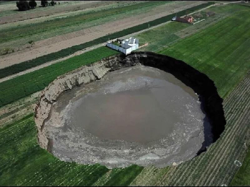 Socav&oacute;n en Puebla derrumba rec&aacute;mara y barda de casa