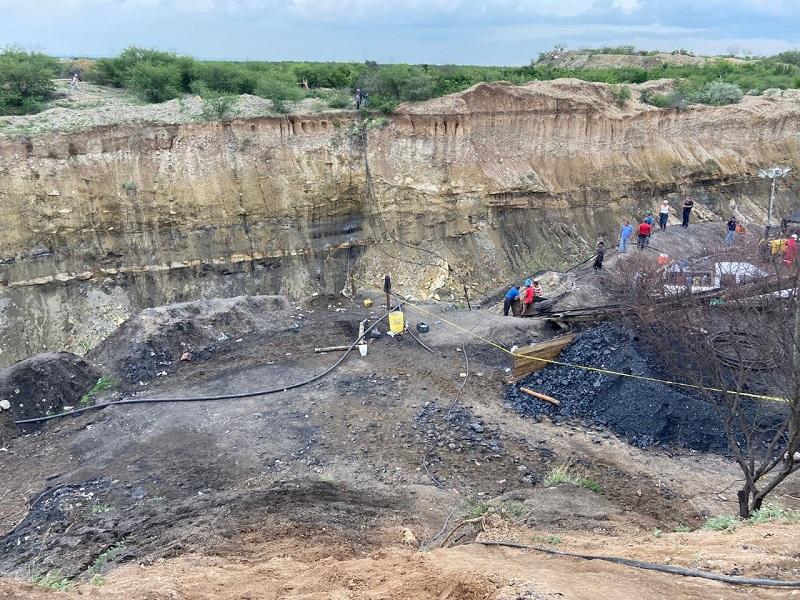 Difunden lista de mineros atrapados en M&uacute;zquiz, contin&uacute;an labores de rescate