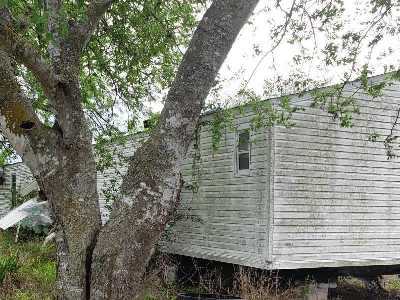 Condado de Maverick exigir&aacute; que propietarios limpien viviendas abandonadas para evitar que sean refugio de indocumentados