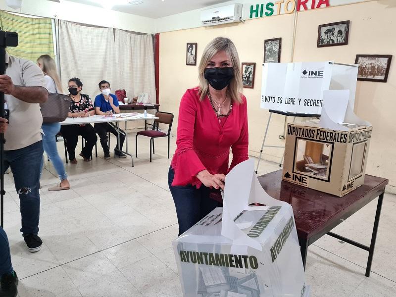 Acudió Norma Treviño a emitir su voto, invita a la ciudadanía a que también participe