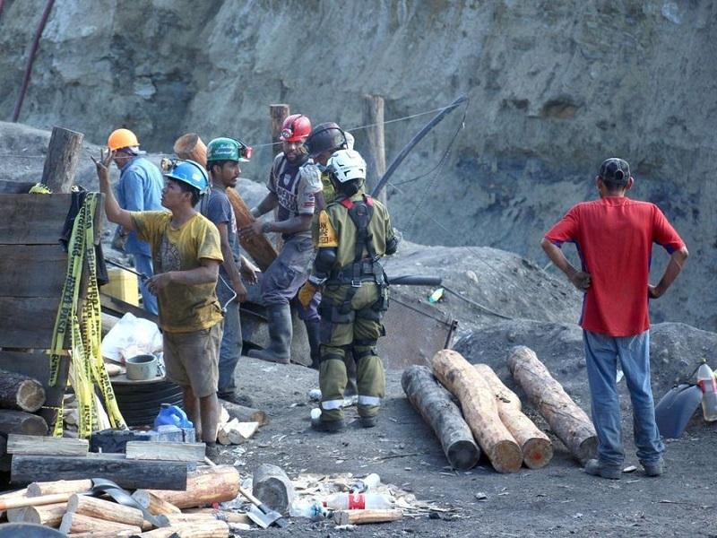 Seguir&aacute;n los trabajos de rescate hasta encontrar a los 3 mineros atrapados en M&uacute;zquiz