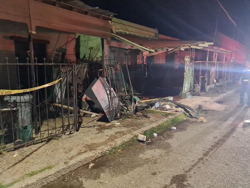 Consignan al ministerio p&uacute;blico choque de camioneta con dos viviendas que dej&oacute; tres lesionados (video)