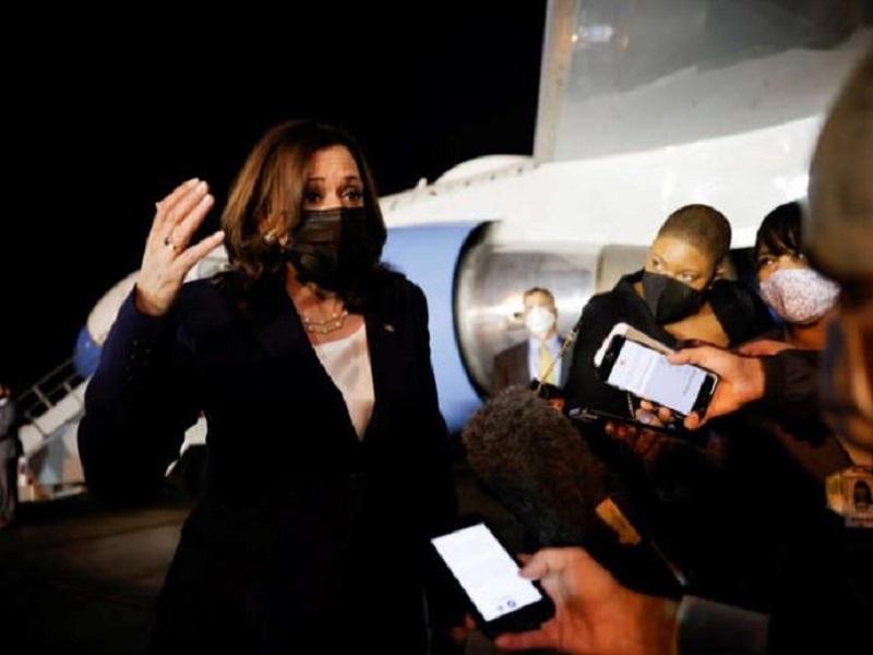 Llega a M&eacute;xico Kamala Harris para reunirse con L&oacute;pez Obrador