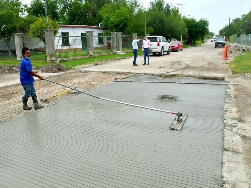 Supervisa alcalde de Nava reparación de cruce con concreto hidráulico