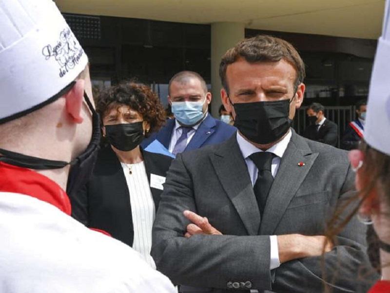 Emmanuel Macron, presidente de Francia, es abofeteado durante viaje oficial (video)