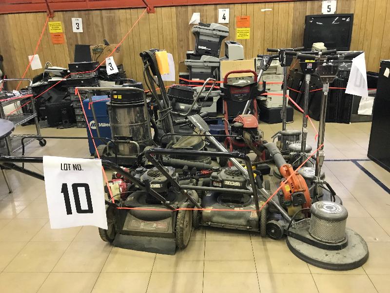 Distrito Escolar de Eagle Pass subast&oacute; lotes de computadoras, televisores y mobiliario en desuso (video)