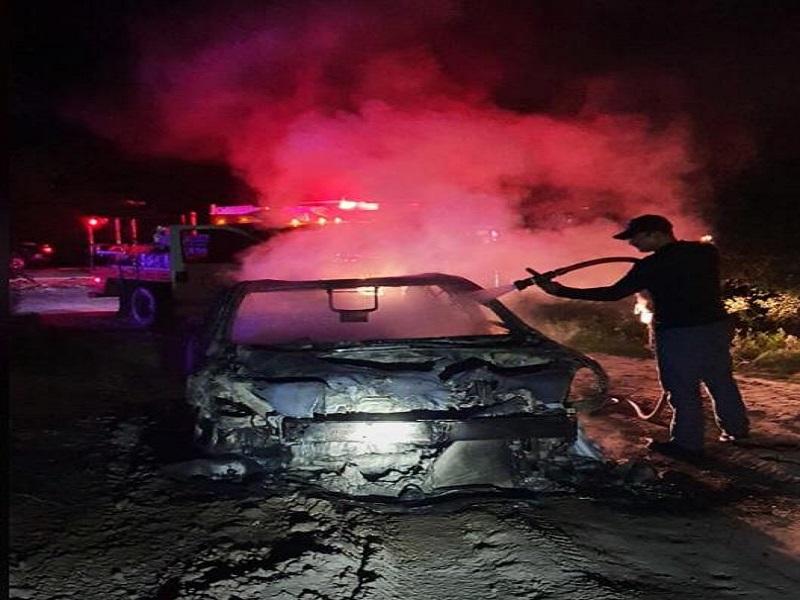 Abandonan vehículo incendiado en una brecha del ejido San Isidro en Piedras Negras (video)