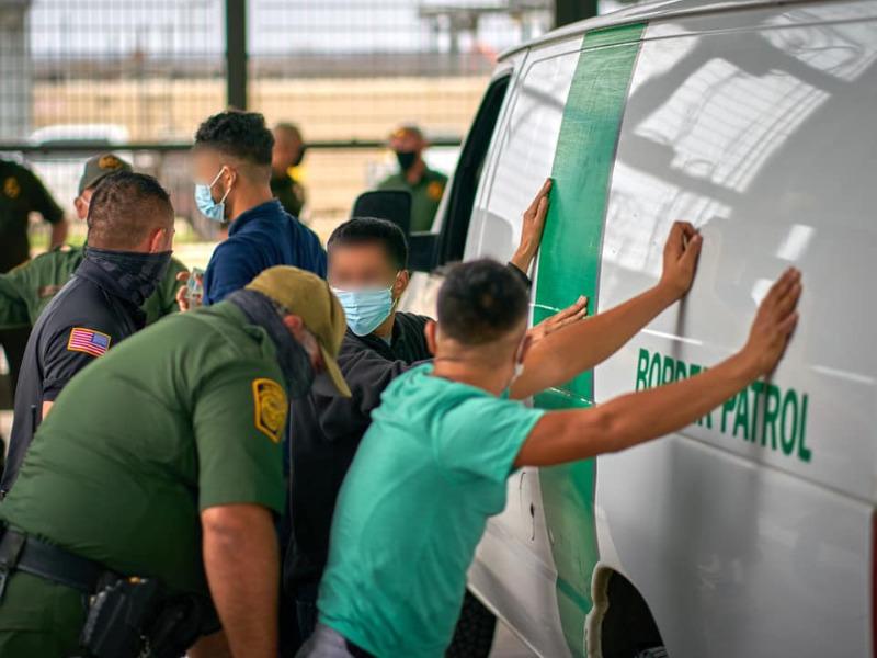 Condado de Maverick espera recibir recursos para atender problema migratorio tras declaratoria de emergencia