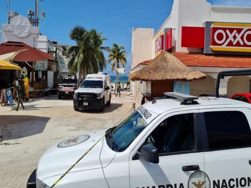 Ejecutan a dos hombres en playa de Cancún, una turista norteamericana resultó lesionada