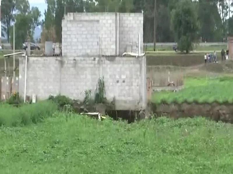 Se derrumba casa junto a socav&oacute;n gigante en Puebla