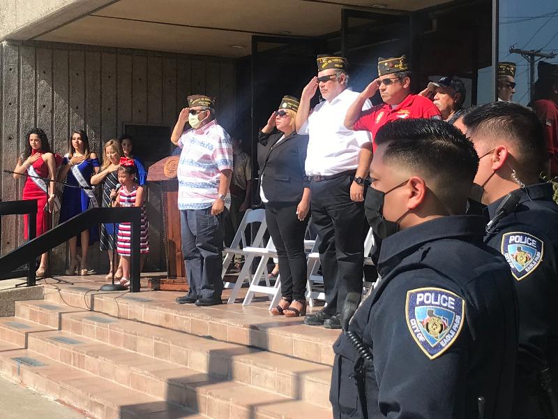 Funcionarios y veteranos de guerra encabezan ceremonia del D&iacute;a de la Bandera en Eagle Pass (video)