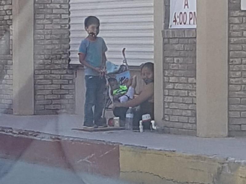 Inspectores detectan a familia de pedig&uuml;e&ntilde;os que vive de la mendicidad en cruceros de Piedras Negras