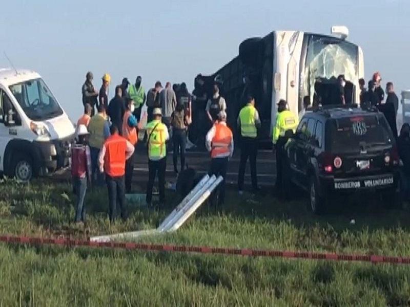 Vuelca autobús de pasajeros en carretera Reynosa-Monterrey, hay al menos 9 muertos y 16 heridos