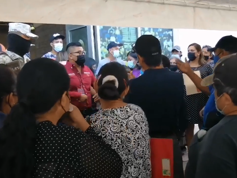 Se desata el caos en módulo de vacunación antiCovid en Acuña, más de 200 personas exigían su dosis 