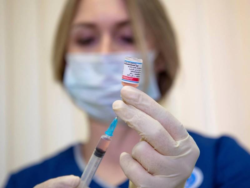 Decretan vacunación obligatoria en Moscú ante dramático aumento de COVID-19 