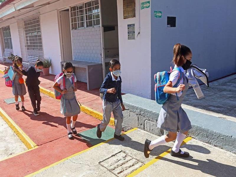 Nuevo León presenta plan para regreso a las aulas, será voluntario y sin útiles