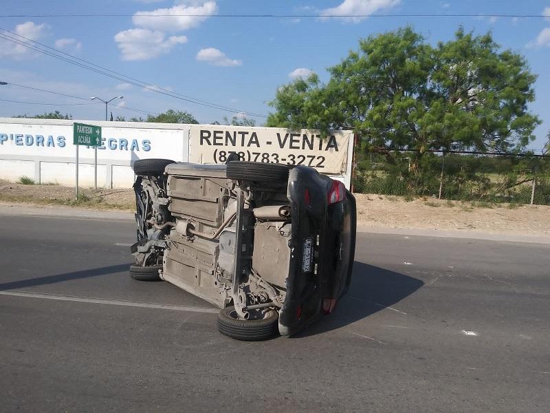 Por evitar choque, conductor sufre aparatosa volcadura en Villa de Fuente