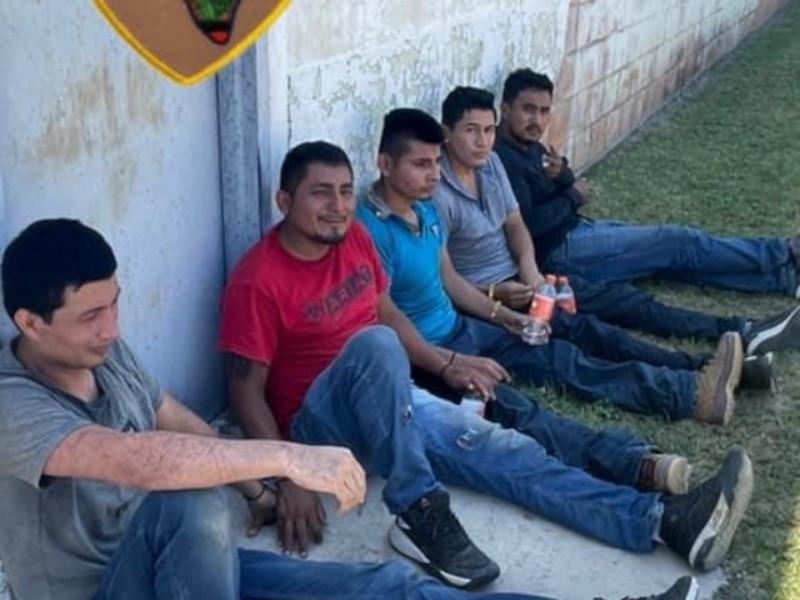 Atrapan a otra mujer traficante con 5 indocumentados