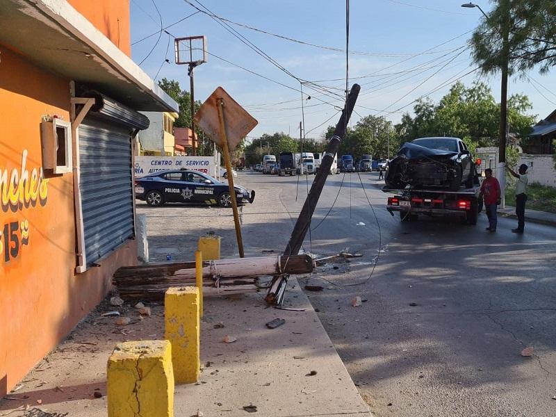 Choca, derriba dos postes y deja abandonado su vehículo en Villa de Fuente