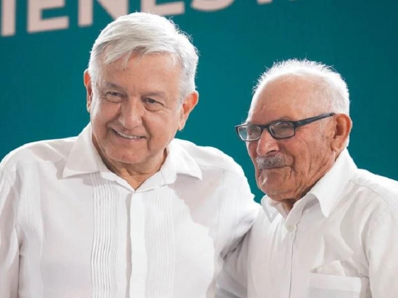Admiración, respeto y cariño expresa AMLO a los papás de México