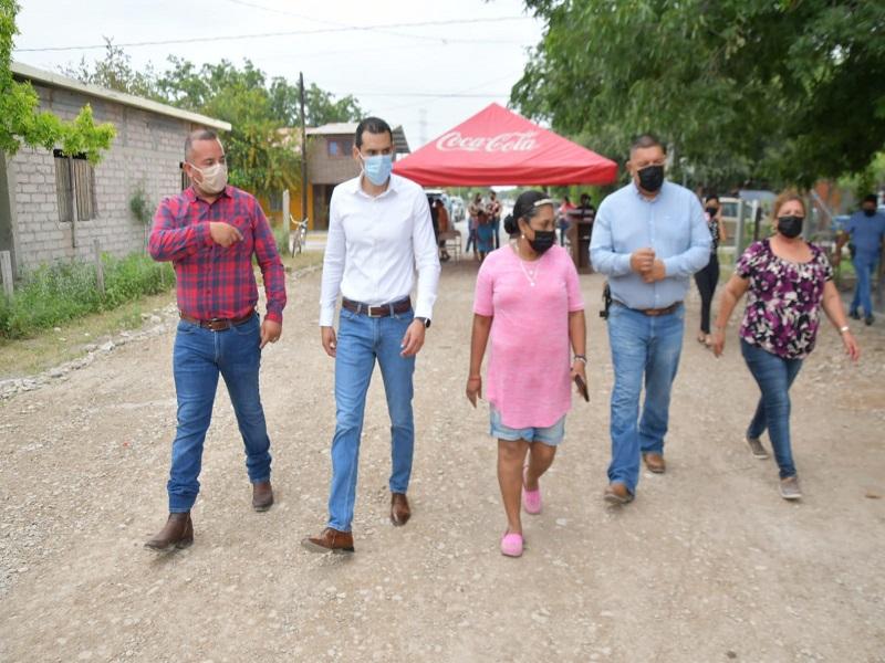 Entrega alcalde encalichado de dos cuadras en colonia El Encino de Nava
